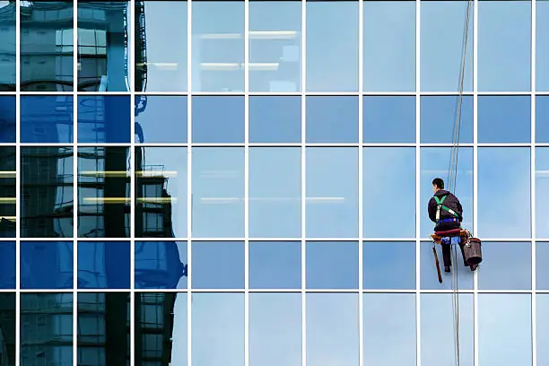 "تنظيف واجهات زجاج في أبوظبي – الزهرة البيضاء"